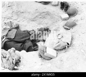 DERNIÈRES PHOTOS DU DÉSERT occidental - Un repos bien mérité pour un soldat britannique après avoir pris part à une bataille toute la nuit avec l'ennemi, l'armée britannique Banque D'Images