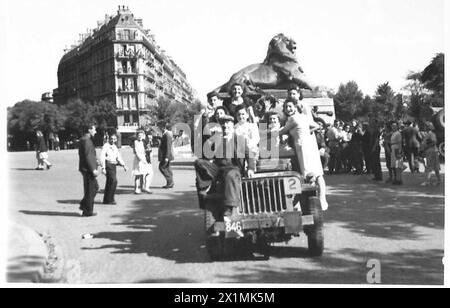 PARIS : QUARTIER MONTPARNASSE - assis et debout sur des chars et une jeep des Parisiens accueillent les troupes qui entrent dans la ville, British Army, 21st Army Group Banque D'Images