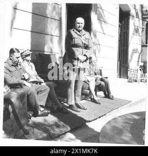 AFRIQUE DU NORD : LE GÉNÉRAL SIR HENRY MAITLAND WILSON OUVRE LA NOUVELLE CANTINE de la YWCA À ALGER - le général Sir Henry Maitland Wilson lors de son discours d'ouverture. Assis - de droite à gauche - sont:- Mr. T. Gray, C.V.W.W. représentante Mlle Wane, chef principal Matron BNAF NISS Nancy Russell, aumônier Newson, aumônier général adjoint aux Forces, Armée britannique Banque D'Images