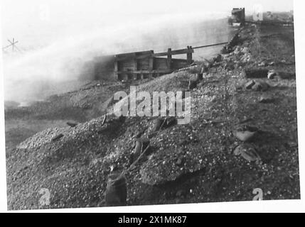 DÉMINAGE PAR JET D'EAU À HAUTE PRESSION - le moniteur en fonctionnement montrant le jet, British Army Banque D'Images