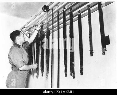 L'UNITÉ DE FILM ET DE PHOTOGRAPHIE DE L'ARMÉE - les supports de séchage dans la salle de développement, l'armée britannique Banque D'Images