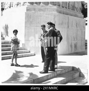 'ÉTINCELLES' 'CHIPPY' ET 'QUATRIÈME' ÉTAPE À TERRE - ils rencontrent des enfants locaux et 'air' leur connaissance de la langue française, l'armée britannique Banque D'Images