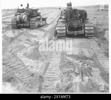 HUITIÈME ARMÉE : UN AÉRODROME EN PRÉPARATION - Criss-traversant le site, les bulldozers le font bientôt prendre forme, British Army Banque D'Images