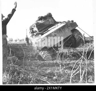 ITALIE : HUITIÈME RÉCUPÉRATION DE l'ARMYREME SUR LE TERRAIN - le char est transporté sur un côté puis finalement redressé à l'aide de la corde de treuil d'un camion de dépannage Scammel, de l'armée britannique Banque D'Images