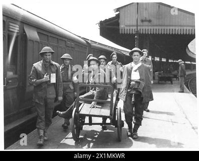 LES BLESSÉS RENTRENT DE NORMANDIE - blessés marchant le long de la plate-forme jusqu'au train de l'hôpital, British Army Banque D'Images