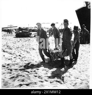 INVASION DE L'ITALIE : LA CINQUIÈME ARMÉE DE LA RÉGION DE NAPLES DÉBARQUE DANS LA BAIE DE SALERNE - les prisonniers allemands aident à décharger les LTS, l'armée britannique Banque D'Images