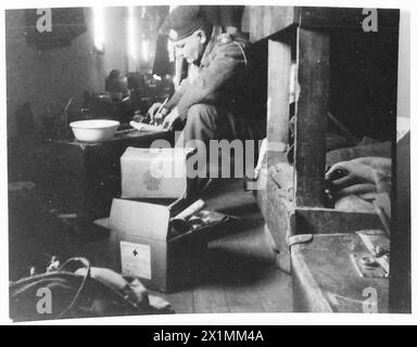 P.O.W. VIE EN ALLEMAGNE - Un officier de chars de prisonniers de guerre britannique trouve un endroit calme mais très exigu pour écrire une lettre de Moosburg. Novembre 1943, armée britannique, 21e groupe d'armées Banque D'Images