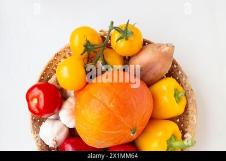 Panier, bol de fruits et légumes colorés sur fond blanc Banque D'Images