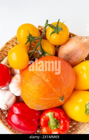 Panier, bol de fruits et légumes colorés sur fond blanc Banque D'Images