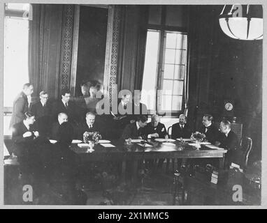 L'ALLIANCE ANGLO-RUSSE : VISITE DE M. MOLOTOV EN GRANDE-BRETAGNE POUR LA SIGNATURE D'UN PACTE D'AIDE MUTUELLE DE 20 ANS - 5707 scène de la signature du traité. M. Moltov avec M.Maisky à sa droite, et Mr. Eden, Mr. Churchill, Sir Archibald Sinclair et Sir Alexander Cadogan, à sa gauche, Royal Air Force Banque D'Images