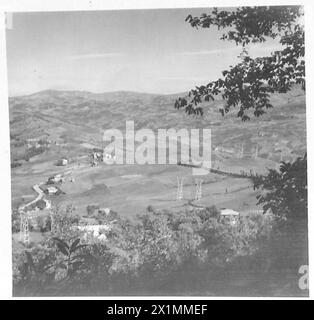 CINQUIÈME ARMÉE : DIVERS - (JOIGNEZ-VOUS) la vue au nord depuis les pentes du mont Gatta sur la petite ville de Castiglione Dei Pepoli vue en bas en 19200/201. Cette ville est à environ un tiers du chemin à travers les Appenines et la crête la plus élevée le long de cette route particulière est un mile environ derrière. Il y a, cependant, beaucoup plus de crêtes entre ici et Bologne, chacune fortement défendue par la division SS dans ce secteur, l'armée britannique Banque D'Images