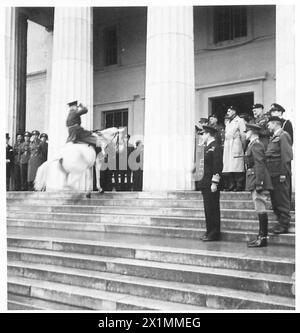 LE VICE-AMIRAL LORD LOUID MOUNTBATTEN PREND LE SALUT À R.A.C. DÉFILÉ DE PASSAGE - Une caractéristique pittoresque de la cérémonie est fournie par l'adjudant, qui, monté sur son poney blanc, suit les cadets jusqu'aux marches, l'armée britannique Banque D'Images