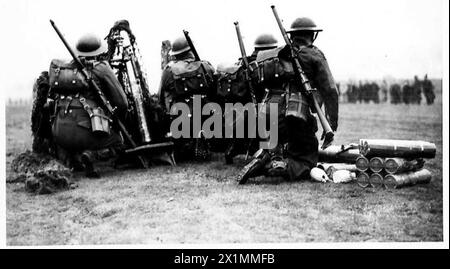 LONDON RIFLES IRISH RIFLES DÉMONSTRATION DE MORTIER DE TRANCHÉE - l'une des sections de mortier de tranchée de 3' prêt à tirer, armée britannique Banque D'Images