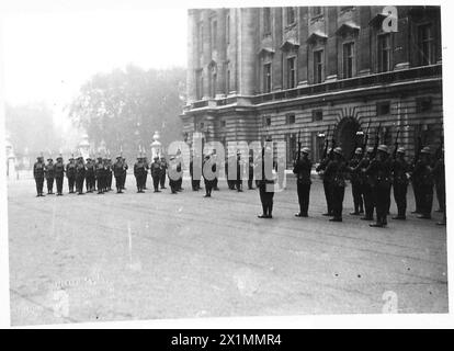 LA GARDE DU PALAIS DE BUCKINGHAM EN KAKI - changer la garde, armée britannique Banque D'Images