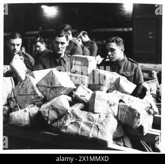 LE SERVICE POSTAL DE L'ARMÉE - Un gros plan des hommes du service postal de l'armée à leur travail fastidieux de tri de colis, l'armée britannique Banque D'Images