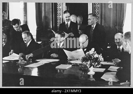 L'ALLIANCE ANGLO-RUSSE : VISITE DE M. MOLOTOV EN GRANDE-BRETAGNE POUR LA SIGNATURE D'UN PACTE D'AIDE MUTUELLE DE 20 ANS - 5707 M.Molotov et Mr.Eden signent le traité au Foreign Office en présence de Mr. Churchill, Royal Air Force Banque D'Images