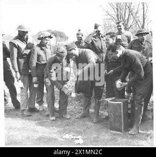 ITALIE : CINQUIÈME ARMYSALUTE LA SÉRIE SOLDAT - numéro de thé pour les hommes du Régiment, armée britannique Banque D'Images