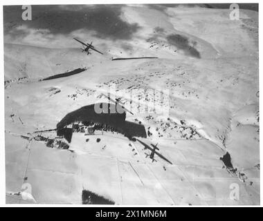 Trois Westland Lysander Mark IIIA de l'escadron polonais de chasse-reconnaissance no 309, basé à Dunino, Fife, mènent une sortie d'entraînement de reconnaissance photographique au-dessus des collines écossaises enneigées entre 1940 et 1947. Banque D'Images