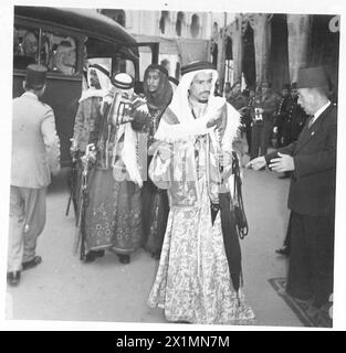 VISITE DU ROI IBN SAOUD EN EGYPTE - quelques-uns des pittoresques garde du corps royal saoudien devant la mosquée, Banque D'Images