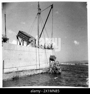 INVASION DE L'ITALIE : LES AMPHIBIENS DE la 8E ARMÉE GARDENT NOS FORCES D'INVASION APPROVISIONNÉES - du navire ravitailleur 'canards' sont chargés par la grue du navire, tandis que d'autres amphibiens attendent de prendre leur place pour maintenir le service de ferry en cours, l'armée britannique Banque D'Images