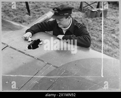 Le 21 novembre 1944, le chef d'escadron Ernest Esau, DFC, un pilote australien de 26 ans et ancien ingénieur, a mené des bombardiers Spitfire dans une attaque sur un site de lancement et de stockage V-2 aux pays-Bas, inspectant ses avions après des opérations antérieures au-dessus du nord de la France avant le jour J. Banque D'Images