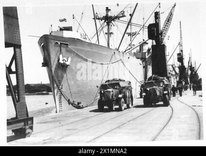 PRÉPARATIFS ALLIÉS POUR LE JOUR J 1944 - tracteurs d'artillerie de campagne Morris commercial C8 Quad sur le quai aux côtés d'un navire à East India Docks à Londres, lors de l'embarquement du transport de la 51st Highland Division, le 30 mai 1944, Banque D'Images