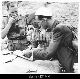 ITALIE : raid COMMANDO SUR L'ÎLE DE Cherso - Major Cameron parlant à l'un des Italiens capturés, l'armée britannique Banque D'Images