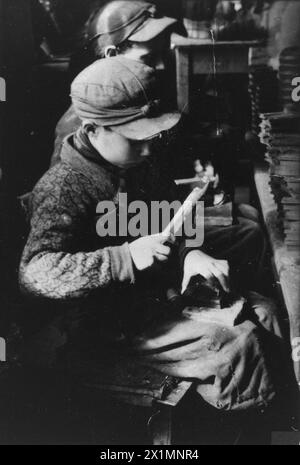 L'OCCUPATION ALLEMANDE DE LA POLOGNE, 1941-1945 - des enfants travaillent dans une usine du ghetto de Łódź, Banque D'Images