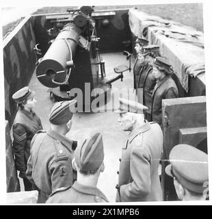 LE MARÉCHAL LORD MILNE VISITE UNE BRIGADE ANTI-AÉRIENNE - le maréchal Lord Milne discute avec le major F.H. Clark, RA., O.C. de la batterie H.A.A. dans une brigade A.A. de la côte sud de l'armée britannique Banque D'Images