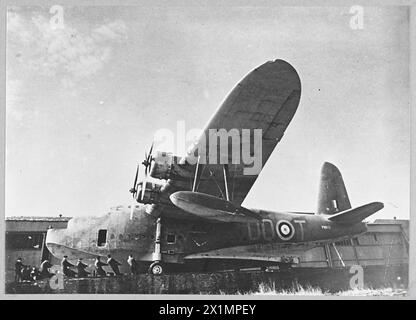 ROYAL AIR FORCE COASTAL COMMAND, 1939-1945. - L'équipage au sol transporte le court Sunderland Mark I, P9600 'OQ-T', du No. 10 Squadron RAAF le long de la cale à Mount Batten, Devon, pour le lancement, Royal Australian Air Force, 10 Squadron Banque D'Images