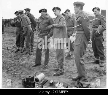 Le général Montgomery inspecte les troupes alliées et observe une démonstration de véhicules blindés aux côtés du major général Sir P.C.S. Hobart. Banque D'Images