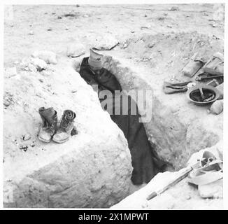 DERNIÈRES PHOTOS DU DÉSERT occidental - Un repos bien mérité pour un soldat britannique après avoir pris part à une bataille toute la nuit avec l'ennemi, l'armée britannique Banque D'Images