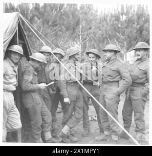 ITALIE : CINQUIÈME ARMYSALUTE LA SÉRIE SOLDAT - Un groupe d'hommes du 9e bataillon Royal Fusiliers, 56e division ayant une discussion autour du QG de la compagnie, armée britannique Banque D'Images