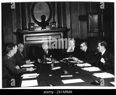 CABINET DE GUERRE - Mr. Hore-Belisha avec le général Sir Edmund Ironside et le Cabinet de guerre au War Office de l'armée britannique Banque D'Images