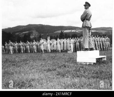 LIEUT. LE GÉNÉRAL MCCREERY ASSISTE AU STAND DOWN OF 27 LANCERS - LIEUT. Le général McCreery s'adresse aux hommes du 27e Lancers à la fin de la parade d'adieu de l'armée britannique Banque D'Images