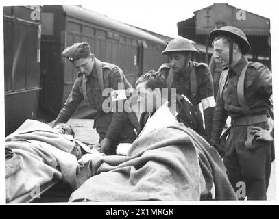 LES BLESSÉS RENTRENT DE NORMANDIE - Stretcher cases attendant d'être mis à bord du train de l'hôpital, British Army Banque D'Images