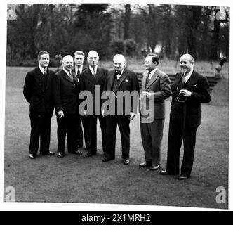 Cinq membres du Congrès américain sont photographiés avec Mr. Churchill lors d'une tournée en Grande-Bretagne, y compris leur assistant Henry Lee Munson, de l'armée britannique. Banque D'Images