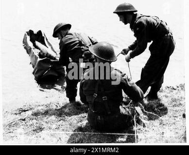 LE CORPS MÉDICAL ADOPTE DES MÉTHODES COMMANDO - le brancard et le patient sont tirés sur la rive de la rivière, l'armée britannique Banque D'Images