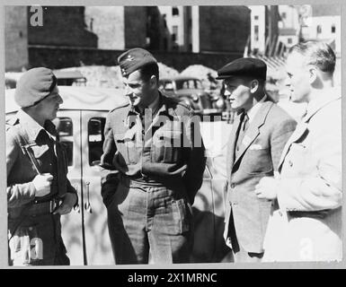 AVEC LA R.A.F. EN NORVÈGE - photo émise 1945 spectacles - officier de vol R.T. Davis de Belmont Road, Hereford, membre de la composante aérienne de la Force conjointe marine/armée de la RAF en Norvège, discutez avec des patriotes norvégiens qui gardent un point clé dans l'une des rues d'Oslo. Voir A.M.BULLETIN NO.19020 : 12 juin 1945, Royal Air Force Banque D'Images