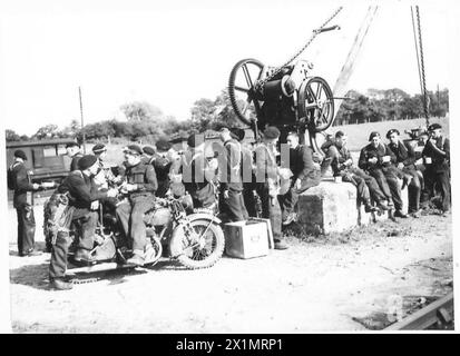 CHARGEMENT DES RÉSERVOIRS SUR Un CONVOYEUR DE RÉSERVOIR FERROVIAIRE SPÉCIAL - heure du déjeuner , Armée britannique Banque D'Images