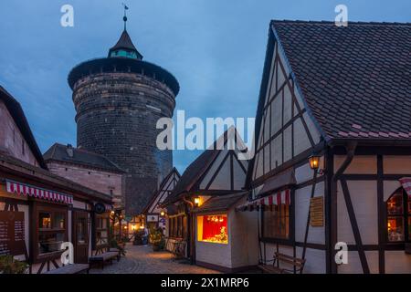 Nürnberg, Nuremberg: Handwerkerhof dans le "Waffenhof" à la tour de la muraille de la ville Frauentor, restaurant à Mittelfranken, moyenne-Franconie, Bayer Banque D'Images