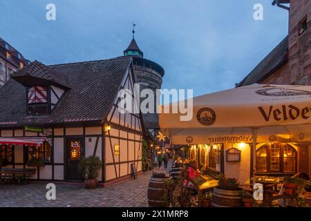 Nürnberg, Nuremberg: Handwerkerhof dans le "Waffenhof" à la tour de la muraille de la ville Frauentor, restaurant à Mittelfranken, moyenne-Franconie, Bayer Banque D'Images