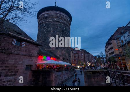 Nürnberg, Nuremberg: Handwerkerhof dans le "Waffenhof" à la tour de la muraille de la ville Frauentor, restaurant à Mittelfranken, moyenne-Franconie, Bayer Banque D'Images
