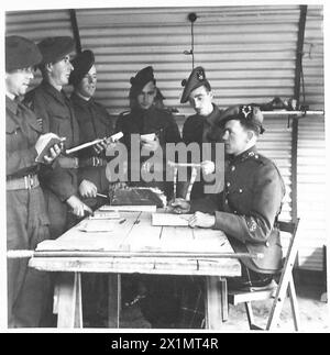 AVEC LES SEAFORTH HIGHLANDERS EN IRLANDE DU NORD - LE PLUS JEUNE RSM? RSM W. Phillips, âgé de 23 ans, est considéré comme le plus jeune sergent-major régimentaire de l'armée. On le voit donner ses ordres pour la journée, British Army Banque D'Images