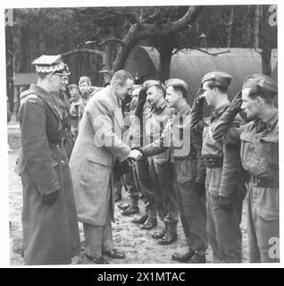 L'ambassadeur américain Anthony Drexler Biddle serre la main d'officiers de la 1re brigade de fusiliers lors de l'inspection des défenses côtières à Tentsmuir et St Andrews, 1er corps polonais, présence de l'armée britannique, 1940-1947. Banque D'Images