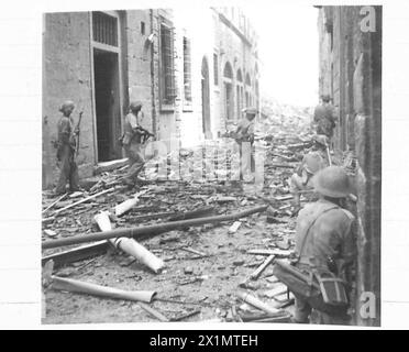 HUITIÈME ARMÉE : NETTOYAGE DES RUES À FLORENCE - Une patrouille de 4 peloton 'A' Coy., WR/DLR - Division sud-africaine d'une unité sud-africaine, se déplace le long des rues jonchées de débris vers le Ponte Vecchio bloqué. Les hommes sont même en alerte pour les tireurs d'élite allemands ou fascistes errants, l'armée britannique Banque D'Images