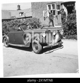 L'amiral Karl Doenitz quitte le quartier général du Haut Commandement allemand après la fin des opérations, observée par les forces britanniques du 21e groupe d'armées. Banque D'Images