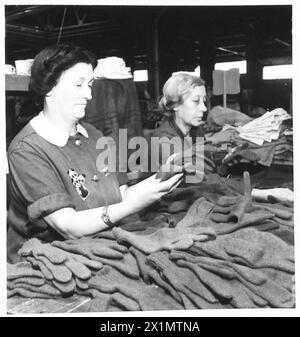 ROYAL ORDINANCE CORPS : DÉPÔT DES MAGASINS RETOURNÉS - Tri, appariement et classement des vieux gants de laine. Ceux-ci sont réparés et réédités, British Army Banque D'Images