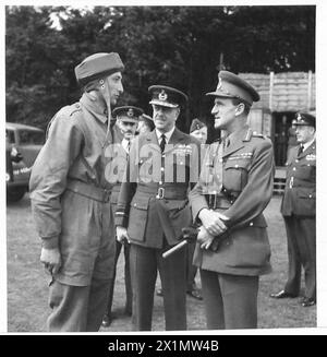 LES COMMANDANTS DE L'ARMÉE DE L'AIR ET DE L'ARMÉE DE L'AIR REGARDENT LES PARACHUTISTES EN FORMATION - le C-en-C avec le maréchal de l'air Sir A. Barratt parle à un jeune soldat parachutiste après son atterrissage, l'armée britannique Banque D'Images