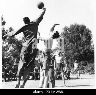 ITALIE : CINQUIÈME ARMÉE TÊTE DE PONT ANZIO : DIVERS - incidents lors d'une partie de basket-ball entre soldats britanniques et américains, British Army Banque D'Images